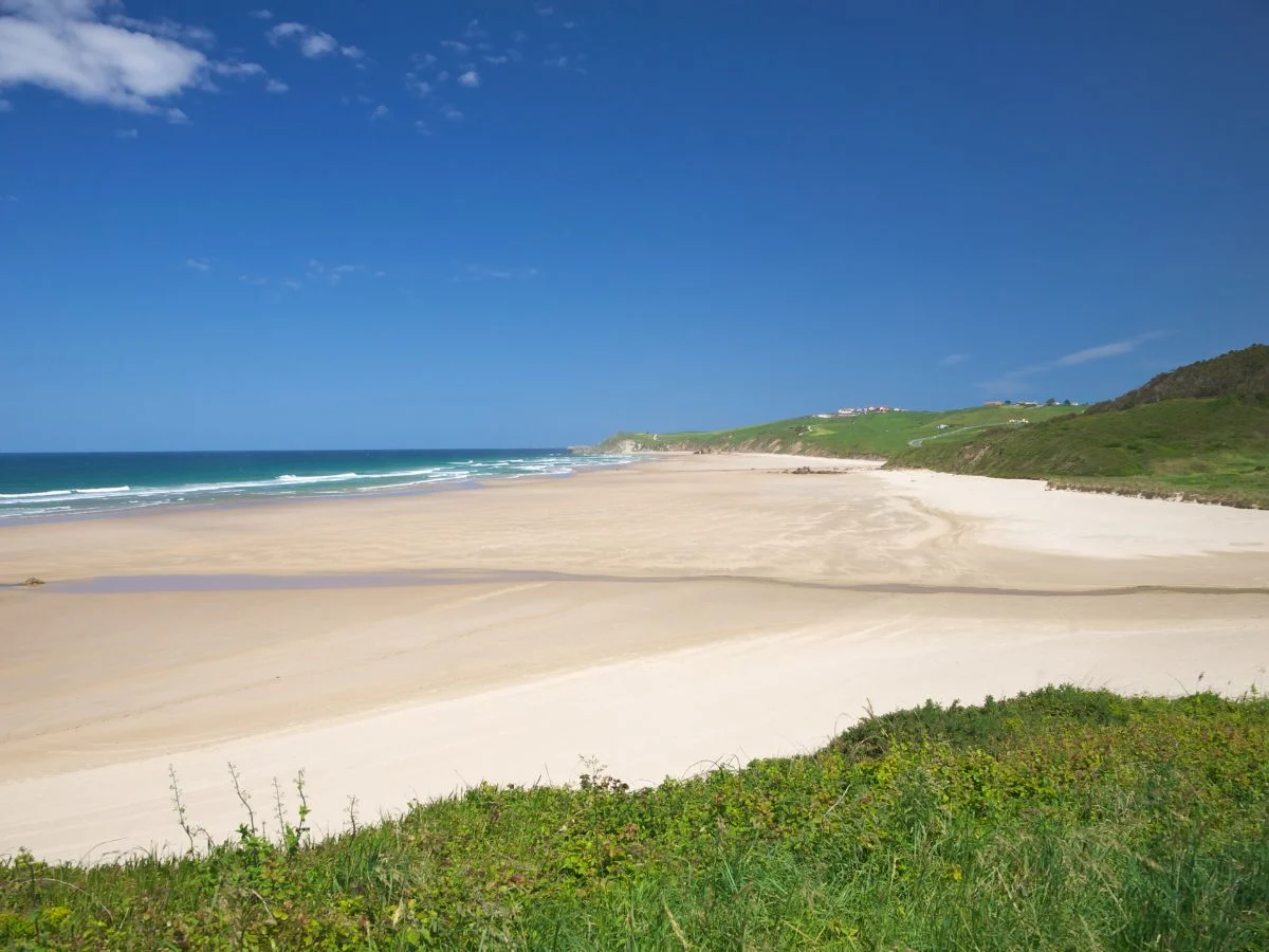 Playas de San Vicente de la Barquera, cerca de las casas rurales en Cantabria