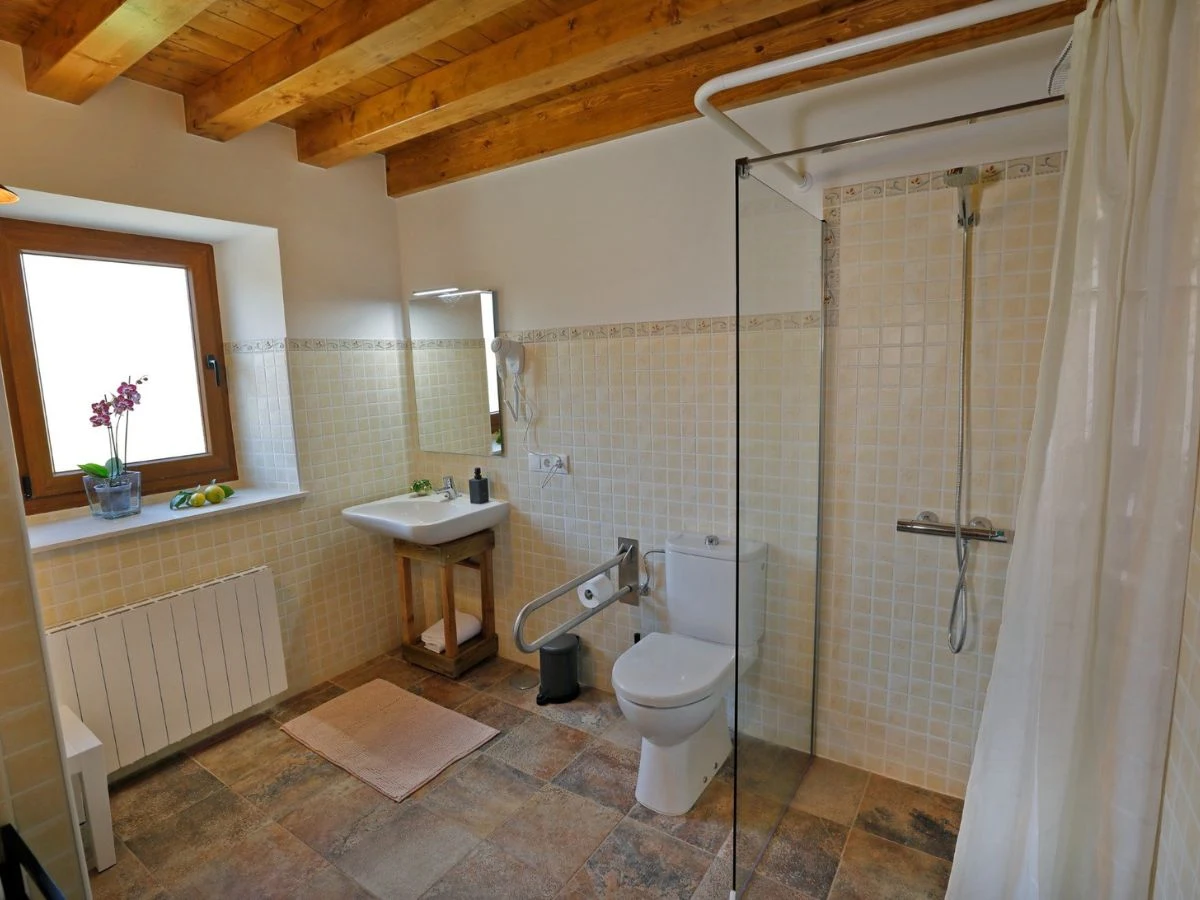 Baño adaptado para movilidad reducida en El Balcón de la Peña, Cantabria