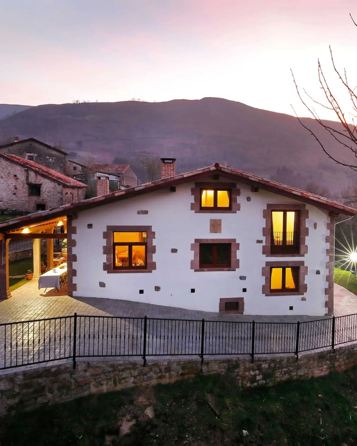 Casa rural El Balcón de la Peña en Cantabria, adaptada y con pista de tenis, para hasta 16 personas