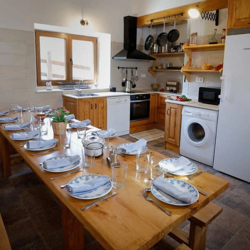 Comedor amplio para grupos grandes en casa rural de Cantabria