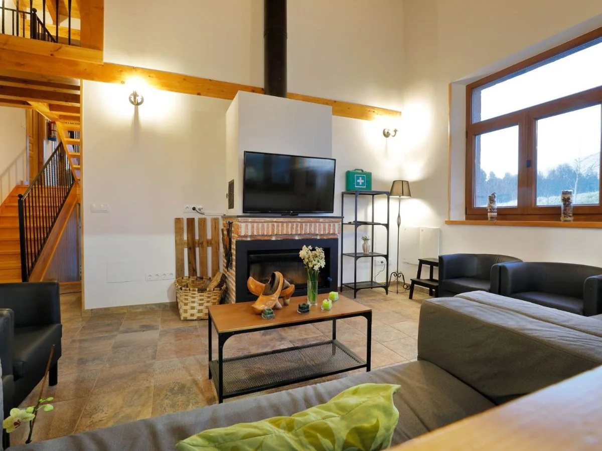 Salón amplio para grupos grandes en casa rural de Cantabria
