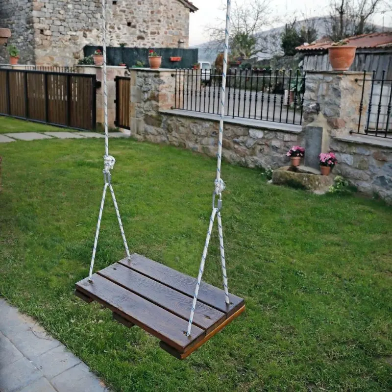 Columpio en el jardín, casa rural en Cantabria ideal para familias