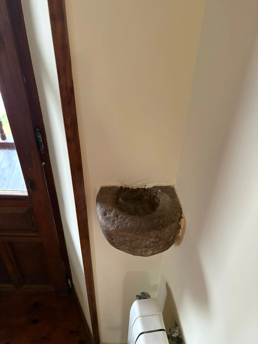 Benditera de piedra a la entrada de la casa rural El Rincón del Soplao en Cantabria