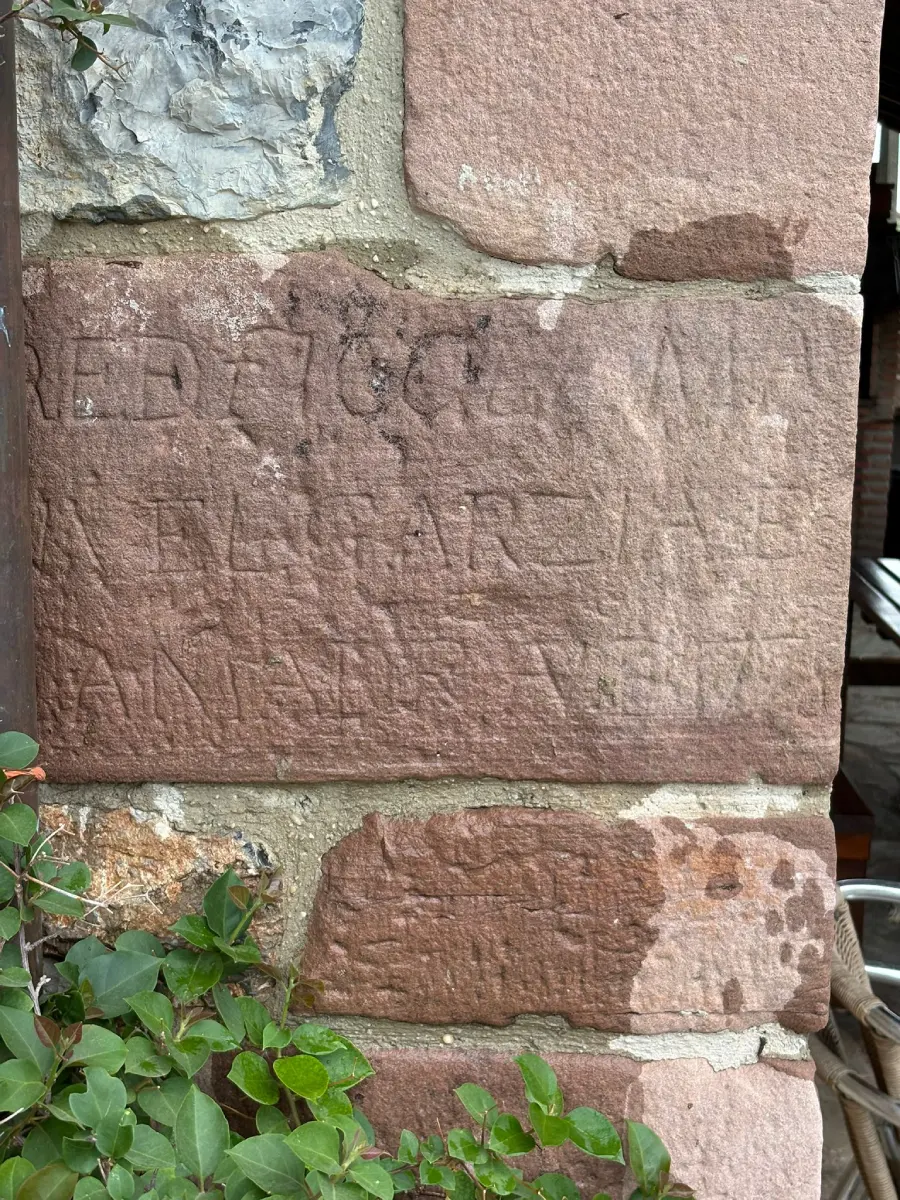 Piedra grabada en la fachada: Reedificó Manuel García de la Madrid, año 1778, casa rural en Cantabria